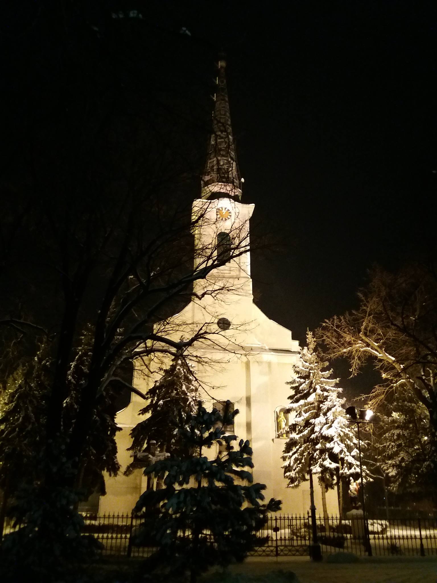 Kostel v noci za sněhu